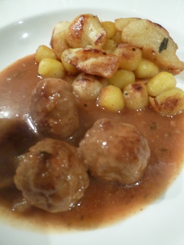 Gnocchi, Beurre, Sauge, Citron, Topinambours, Saindoux, Veau, Porc, Boeuf, Haché, Oignons, Ail, Muscade, Thym, Laurier, Geuze, Sucre Brun, Bouillon de Boeuf, Chapelure, Oeufs, Lait, Farine 