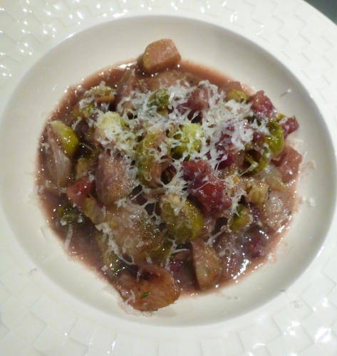 Oignons Grelots, Laurier, Lard Fumé, Jus de Pommes, Jus de Poires, Bouillon de Boeuf, Choux de Bruxelles, Vin Rouge, Sucre, Thym, Beurre salé, Gruyère