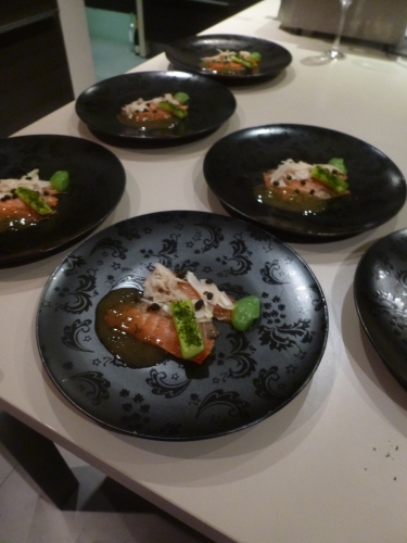 saumon,aneth,sucre,gros sel,poivre noir de telicherry,moutarde,baies de genièvre,vinaigre blanc,huile d'arachide,fenouil,vinaigre de cidre,câpres,concombre,agar-agar,gelatine,colorant vert,graines de moutarde,miel,huile d'olive