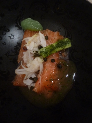 saumon,aneth,sucre,gros sel,poivre noir de telicherry,moutarde,baies de genièvre,vinaigre blanc,huile d'arachide,fenouil,vinaigre de cidre,câpres,concombre,agar-agar,gelatine,colorant vert,graines de moutarde,miel,huile d'olive