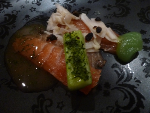 saumon,aneth,sucre,gros sel,poivre noir de telicherry,moutarde,baies de genièvre,vinaigre blanc,huile d'arachide,fenouil,vinaigre de cidre,câpres,concombre,agar-agar,gelatine,colorant vert,graines de moutarde,miel,huile d'olive