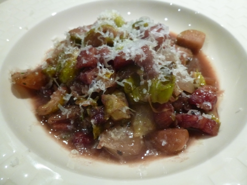 Oignons Grelots, Laurier, Lard Fumé, Jus de Pommes, Jus de Poires, Bouillon de Boeuf, Choux de Bruxelles, Vin Rouge, Sucre, Thym, Beurre salé, Gruyère