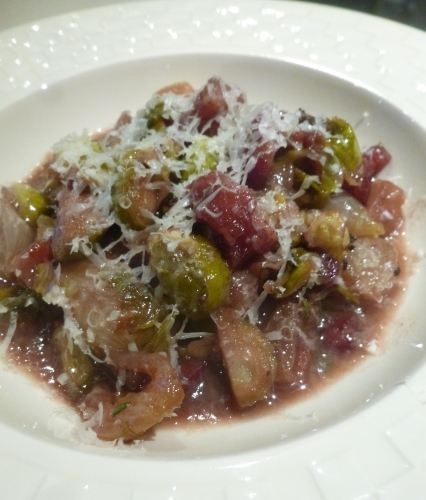 Oignons Grelots, Laurier, Lard Fumé, Jus de Pommes, Jus de Poires, Bouillon de Boeuf, Choux de Bruxelles, Vin Rouge, Sucre, Thym, Beurre salé, Gruyère