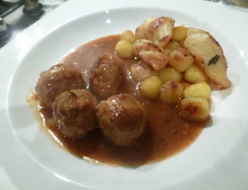 Gnocchi, Beurre, Sauge, Citron, Topinambours, Saindoux, Veau, Porc, Boeuf, Haché, Oignons, Ail, Muscade, Thym, Laurier, Geuze, Sucre Brun, Bouillon de Boeuf, Chapelure, Oeufs, Lait, Farine 