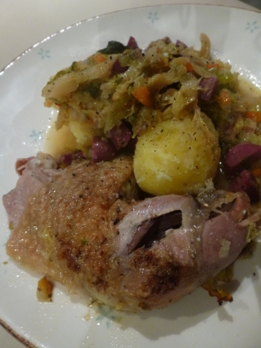 Pintade, Gésiers de Volaille, Gésiers de Canard, Poitrine Fumée, Chou Vert, Carotte, Céleri, Oignon Blanc, Baies de Genièvre, Echalotes, Ail, Thym, Laurier, Bouillon de Volaille, Beurre