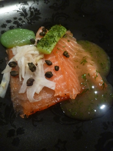 saumon,aneth,sucre,gros sel,poivre noir de telicherry,moutarde,baies de genièvre,vinaigre blanc,huile d'arachide,fenouil,vinaigre de cidre,câpres,concombre,agar-agar,gelatine,colorant vert,graines de moutarde,miel,huile d'olive