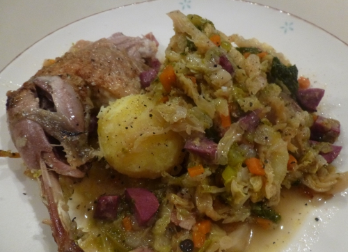 Pintade, Gésiers de Volaille, Gésiers de Canard, Poitrine Fumée, Chou Vert, Carotte, Céleri, Oignon Blanc, Baies de Genièvre, Echalotes, Ail, Thym, Laurier, Bouillon de Volaille, Beurre