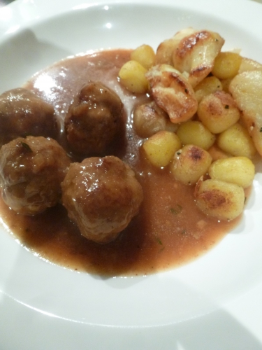 Gnocchi, Beurre, Sauge, Citron, Topinambours, Saindoux, Veau, Porc, Boeuf, Haché, Oignons, Ail, Muscade, Thym, Laurier, Geuze, Sucre Brun, Bouillon de Boeuf, Chapelure, Oeufs, Lait, Farine 