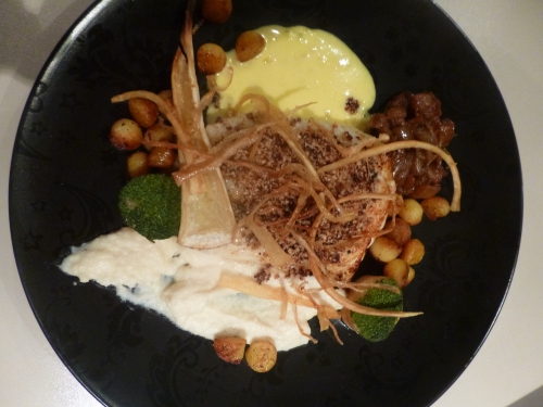 cabillaud,gros sel,saucisson d montbélirard,noisettes,racines de persil,chicons,sucre cassonade,parmesan,bouillon de volaille,persil plat,pommes de terre,muscade,beurre,crème epaisse,citron,oeufs,vin blanc,pickles