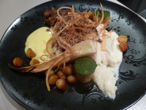 cabillaud,gros sel,saucisson d montbélirard,noisettes,racines de persil,chicons,sucre cassonade,parmesan,bouillon de volaille,persil plat,pommes de terre,muscade,beurre,crème epaisse,citron,oeufs,vin blanc,pickles