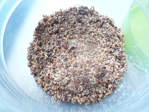 cabillaud,gros sel,saucisson d montbélirard,noisettes,racines de persil,chicons,sucre cassonade,parmesan,bouillon de volaille,persil plat,pommes de terre,muscade,beurre,crème epaisse,citron,oeufs,vin blanc,pickles